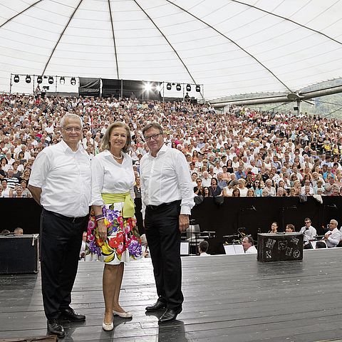 v.re. LH Günther Platter, LRin Patrizia Zoller-Frischauf und Operettensommer-Chef Josef Resch freuen sich mit dem Publikum auf die Aufführung von "Anatevka".