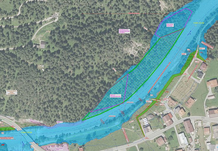 Baumaßnahmen unterhalb der Brücke – Aufschüttung eines Hochwasserdammes (grün) – die blaue Fläche ist die Überflutungsfläche nach Ausführung der Baumaßnahmen