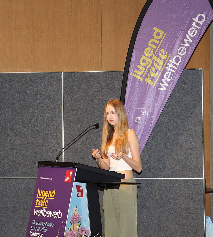 Jugendliche spricht in Mikrofon