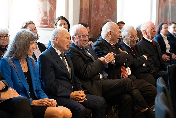 © Tiroler Landtag/Oswald Die RingträgerInnen (v.li.) Ingeborg Hochmair-Desoyer, Arthur Thöni, Herwig van Staa, Luis Durnwalder, Wendelin Weingartner und Alois Partl