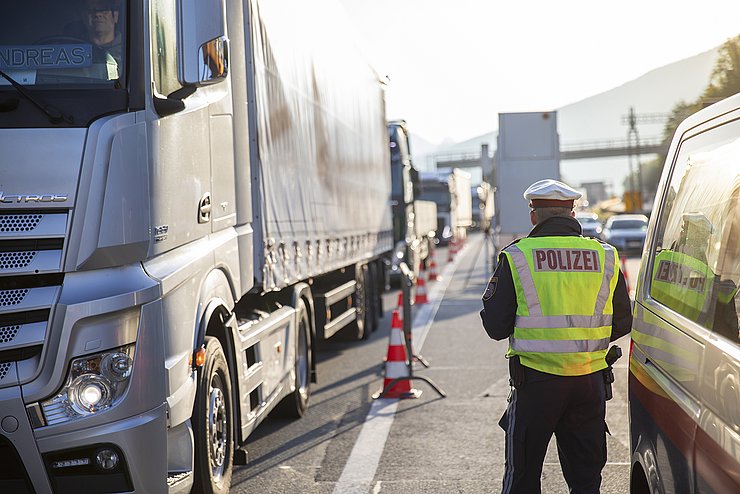 Polizei zwischen LKW kontrolliert.