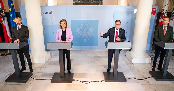 Bei der heutigen Landespressekonferenz zum Thema Wirtschaft und Industrie angesichts der Coronakrise: Jürgen Huber, Finanzwissenschaftler und Universitätsprofessor an der Universität Innsbruck, Wirtschaftslandesrätin Patrizia Zoller-Frischauf, Landeshauptmann Günther Platter und Christoph Swarovski, Präsident der Industriellenvereinigung Tirol.