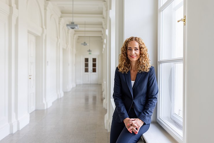 © Land Tirol/Steinlechner Porträtfoto: LRin in Gang des Landhauses