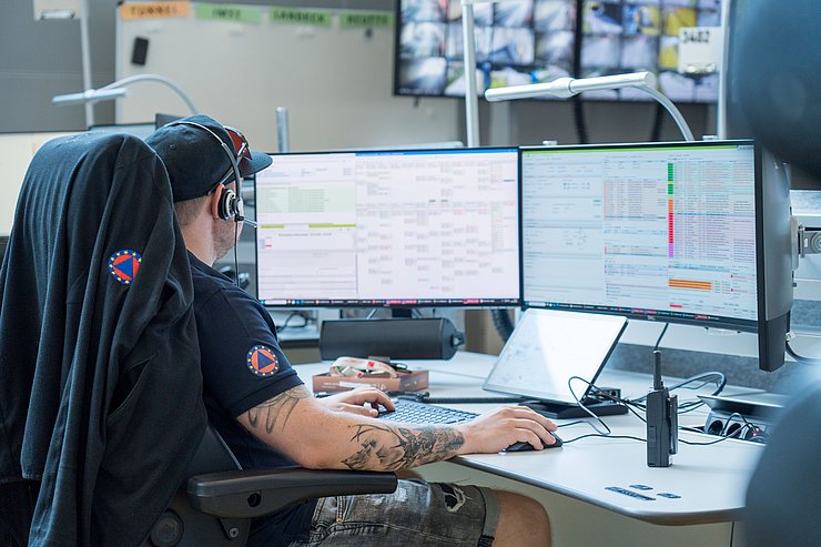 © Land Tirol/Brandhuber Mitarbeiter der Leitstelle Tirol bei seiner Arbeit