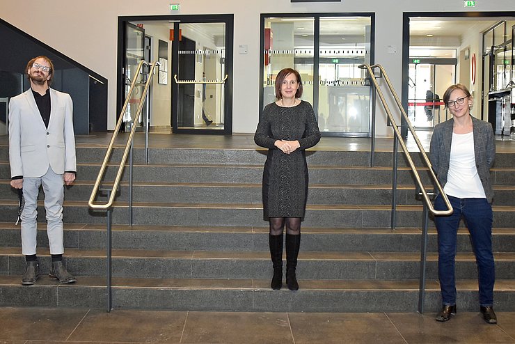 Landesrätin Gabriele Fischer mit Studienautorin Hemma Mayrhofer und Alfred Rauchegger, Mitglied des ethischen Beirats der Studie.