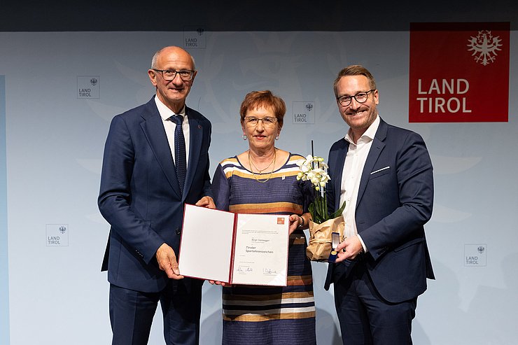 Verleihung Tiroler Sportehrenzeichen 2026, v. l. n. r. LH Anton Mattle, Birgit Steinegger, 1. LHStv. Philip Wohlgemuth