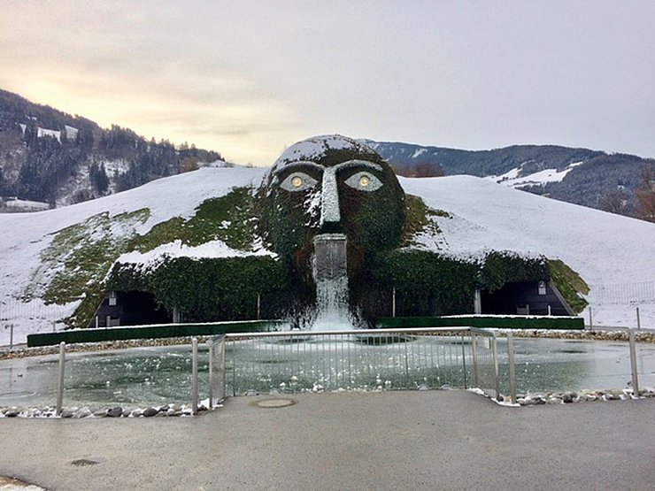 Außenansicht der "Swarovski Kristallwelten" in "Wattens"