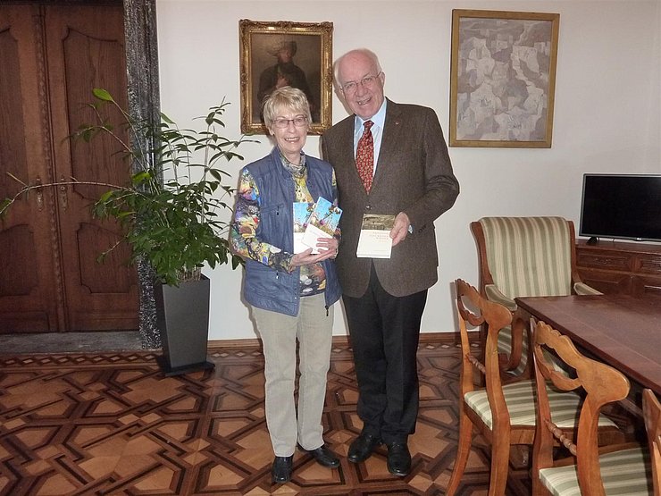 BU: die Buchautourin Angela Jursitzka mit LTP Herwig van Staa