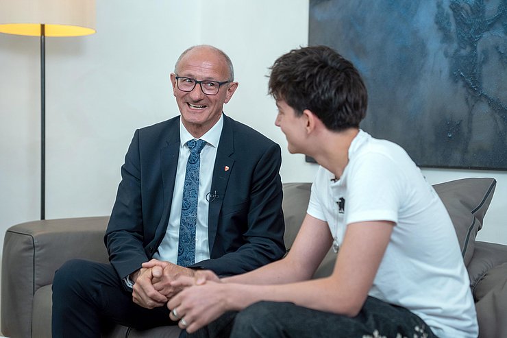 Zwei Menschen im Gespräch