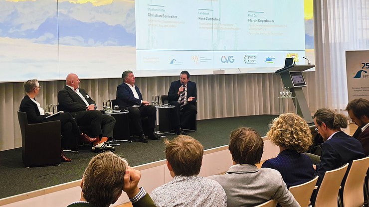 © Land Tirol Podium mit vier Personen
