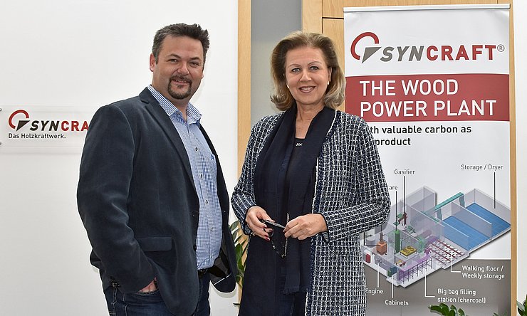 Syncraft-Geschäftsführer Marcel Huber mit Wirtschaftslandesrätin Patrizia Zoller-Frischauf. HINWEIS: Es handelt sich hierbei um ein Archivbild, das vor der Coronakrise entstanden ist. 