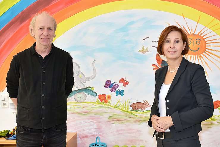 Hilpolt und Fischer vor einer bemalten Wand/Regenbogen