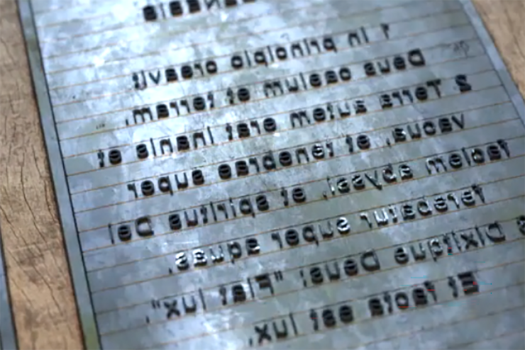 Eine alte Steintafel mit Text.