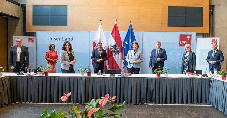 Heute, Montag, fand die letzte Regierungssitzung in dieser Konstellation statt (v.li.): LR Johannes Tratter, LRin Gabriele Fischer, LHStvin Ingrid Felipe, LH Günther Platter. LRin Patrizia Zoller-Frischauf, LR Bernhard Tilg, LRin Beate Palfrader und LHStv Josef Geisler. 