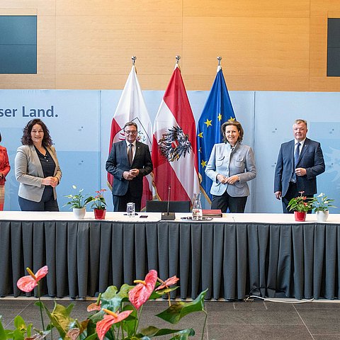 Heute, Montag, fand die letzte Regierungssitzung in dieser Konstellation statt (v.li.): LR Johannes Tratter, LRin Gabriele Fischer, LHStvin Ingrid Felipe, LH Günther Platter. LRin Patrizia Zoller-Frischauf, LR Bernhard Tilg, LRin Beate Palfrader und LHStv Josef Geisler. 