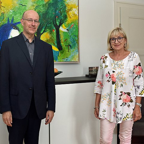 Landesrätin Beate Palfrader und Preisträger Thomas Larcher