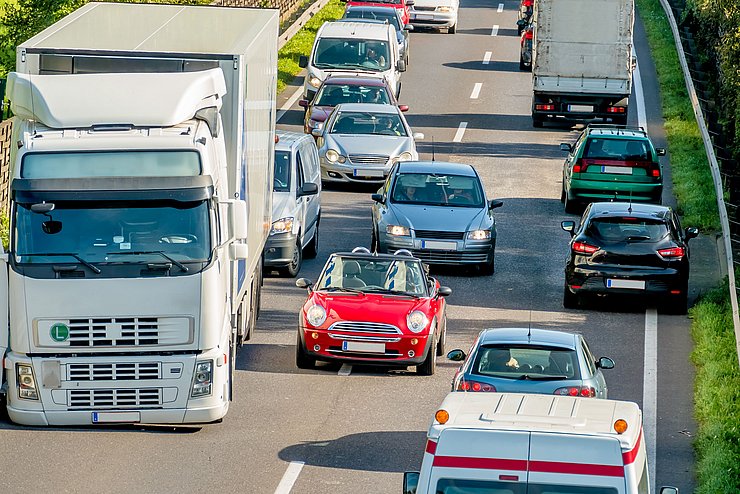 Pkw und Lkw im Stau