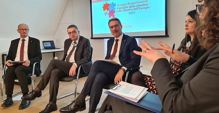 LH Mattle, LH Fugatti und LH Kompatscher in Diskussion mit den BürgerInnen des Euregio-BürgerInnenrates.