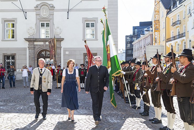 Empfang mit Aufstellung Traditionsverbände, LR Tratter und LRin Fischer beim Gehen