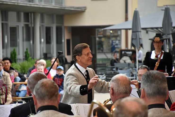 Dirigiert wird die Bürgermeistermusikkapelle von Bezirkshauptmann a. D. Karl Mark.
