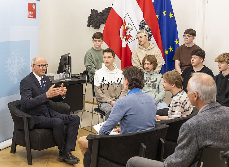 LH Mattle gestikuliert und sieht die Schüler an.