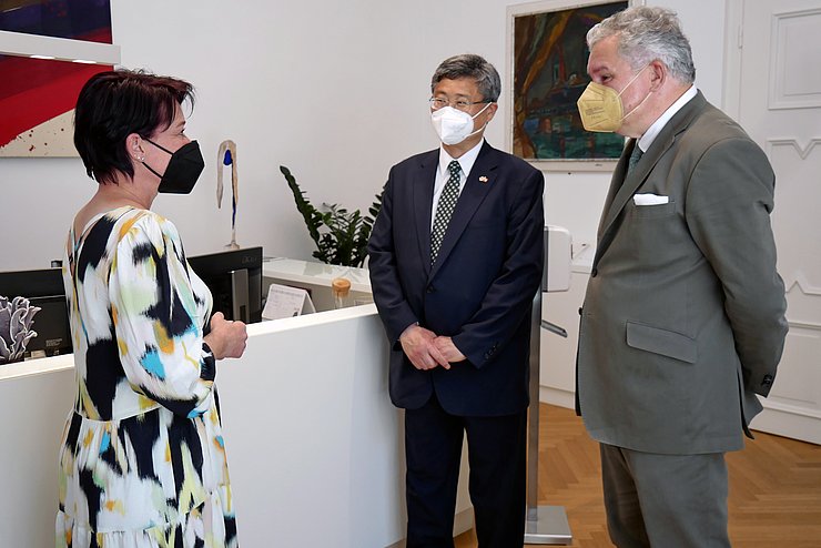 Gruppenbild mit Landtagspräsidentin Sonja Ledl-Rossmann, Botschafter Shin Chae-hyun und Honoarkonsul Richard Hauser