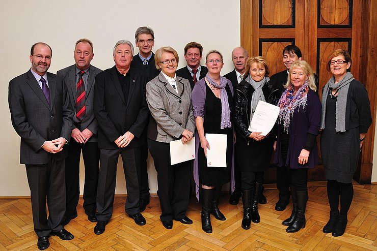 © Land Tirol Bezirkshauptmann Dr. Christian Bidner, HD Rainer Zoglauer, HOL Gerhard Moser, HOL Robert Haas, HOL i.R. Katharina Fischbacher, DdPTS Johann Pierzinger, SD Renate Reisigl, VD Josef Mayr, VOL Irmgard Kaindl, Schulamtsleiter Dietmar Bartl, VD i.R. Maria Hott