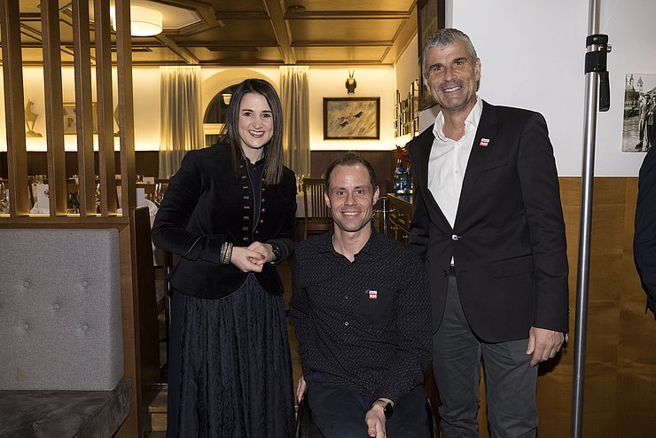 (v.li.) LRin Astrid Mair, Para-Sportler Roman Rabl und Walter Hainzer (Mannschaftsführer Zollsport). 