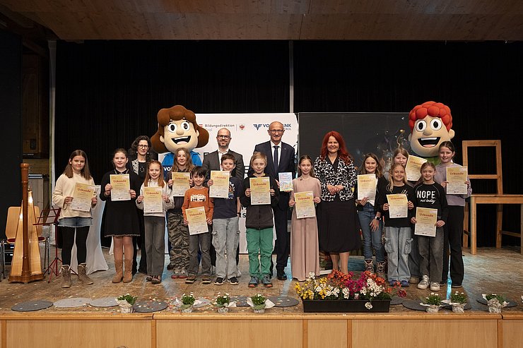 Alle WettbewerbsteilnehmerInnen der Volksschule Volders erhielten eine Urkunde überreicht.
