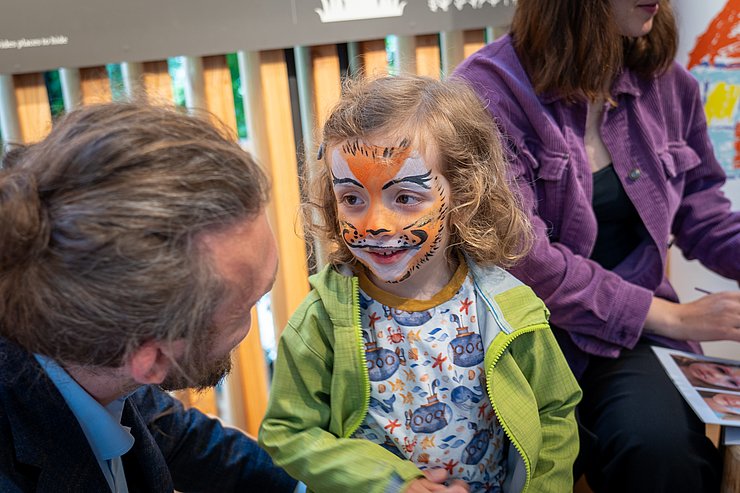 © Land Tirol/Neuner Ein Kind ist als Tiger geschminkt.