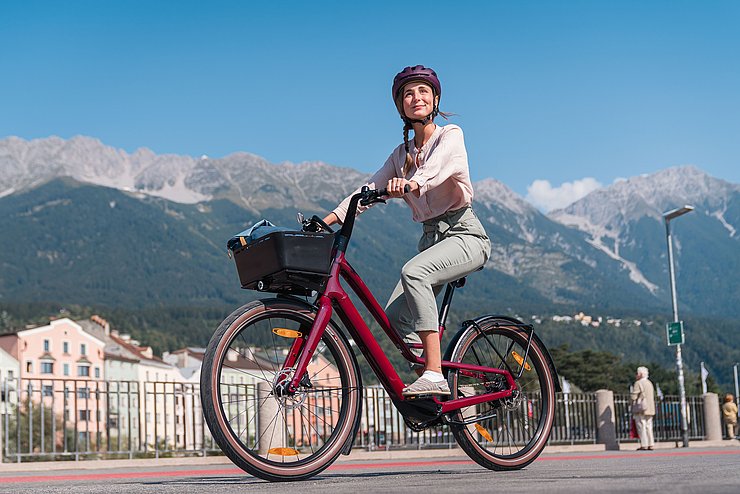 Frau fährt Fahrrad