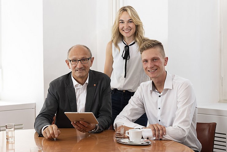 LR Mattle mit einer jungen Frau und einem jungen Mann am Tisch sitzend.