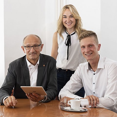 LR Mattle mit einer jungen Frau und einem jungen Mann am Tisch sitzend.