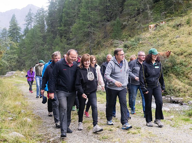 Am Ende des ersten Klausurtages wanderten die Mitglieder der Tiroler Landesregierung gemeinsam mit MitarbeiterInnen des Nationalparks Hohe Tauern auf die Trojer Alm.