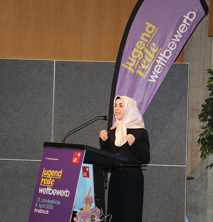 Jugendliche spricht in Mikrofon