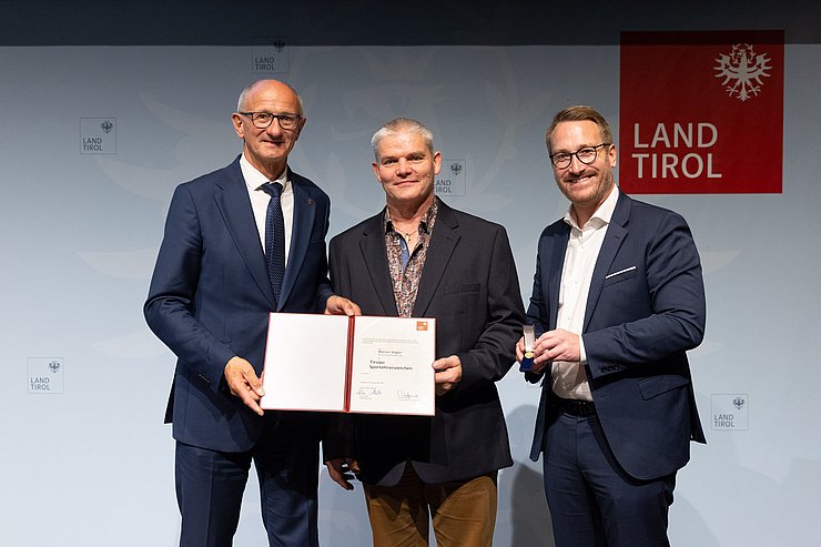 Verleihung Tiroler Sportehrenzeichen 2026, v. l. n. r. LH Anton Mattle, Werner Vogler, 1. LHStv. Philip Wohlgemuth