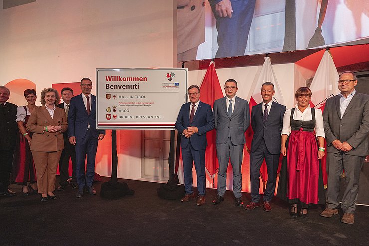 Die Gemeindetafeln werden enthüllt. Im Bild v.li. Bgmin von Hall, Eva Maria Posch, Gemeindeverbandspräsident Ernst Schöpf, LH Arno Kompatscher, LH Günther Platter und LH Maurizio Fugatti. 