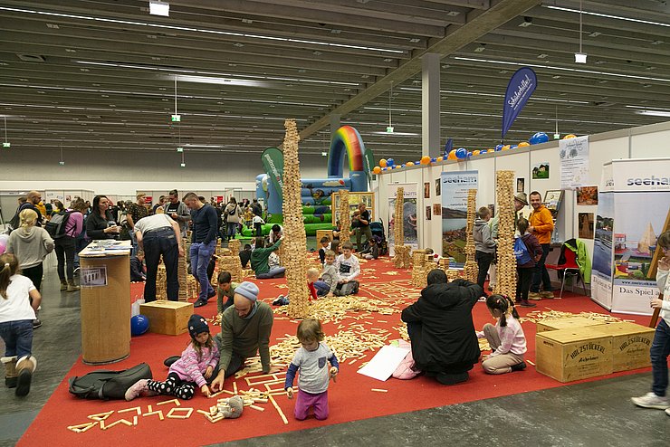Menschen bei Spielemesse