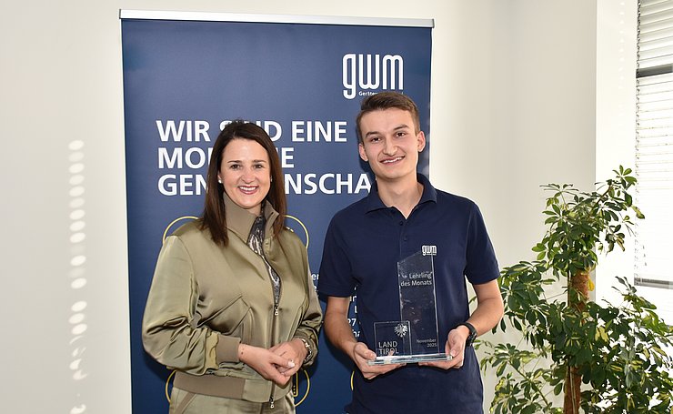 Arbeits- und Jugendlandesrätin Astrid Mair gratulierte Julian Aichner zum "Lehrling des Monats November 2025" in seinem Betrieb in Matrei am Brenner.