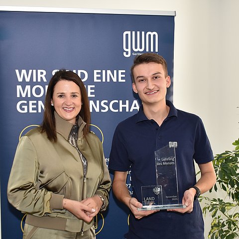 Arbeits- und Jugendlandesrätin Astrid Mair gratulierte Julian Aichner zum "Lehrling des Monats November 2025" in seinem Betrieb in Matrei am Brenner.