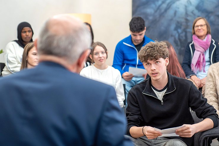 © Land Tirol/Jovanovic Personen im Gespräch