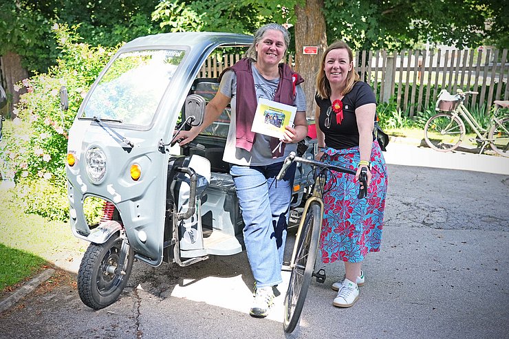 © Land Tirol/Trenker Zwei Frauen mit einem Rad und einem Tuktuk