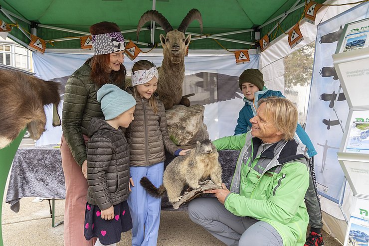 Auch am Landhausplatz gab es viel zu entdecken - wie hier am Stand des Naturparks Hohe Tauern. 