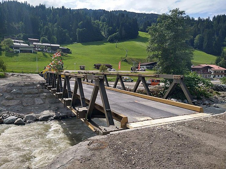 Die Brücke kann wieder befahren werden.