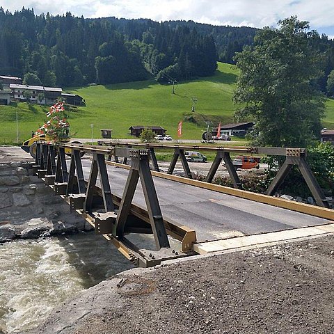 Die Brücke kann wieder befahren werden.