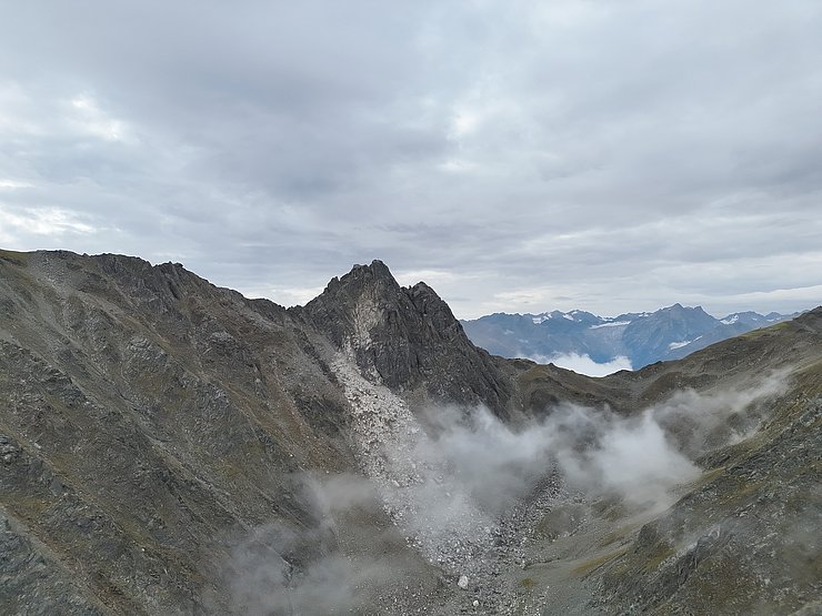 © Land Tirol/Drohnen-Einsatz-Gruppe Berg am Ende eines Alpentals mit Felssturzmaterial, das bis in das Tal runter reicht.