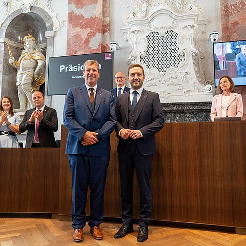 Der Tiroler Landtag hat einen neuen Präsidenten: Jakob Wolf (li.) wurde zu Beginn der heutigen Sitzung an die Spitze des Landesparlaments gewählt.