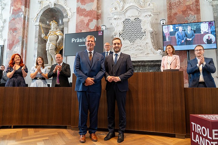 © Tiroler Landtag/Oswald Der Tiroler Landtag hat einen neuen Präsidenten: Jakob Wolf (li.) wurde zu Beginn der heutigen Sitzung an die Spitze des Landesparlaments gewählt.