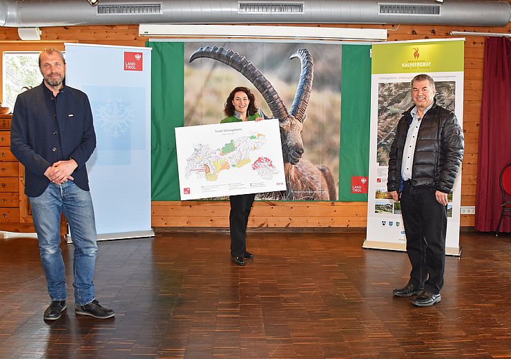 Gemeinsam mit dem Geschäftsführer des Naturpark Kaunergrat, Ernst Partl und dem Obmann des Naturparkvereins, Hans-Peter Bock freut sich Naturschutzlandesrätin LHStvin Ingrid Felipe über die Vergrößerung des Naturparks.