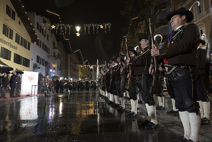 Landesüblicher Empfang mit der Schützenkompanie Kitzbühel, der Musikkapelle Kitzbühel und Fahnenabordnungen der Tiroler Traditionsverbände.